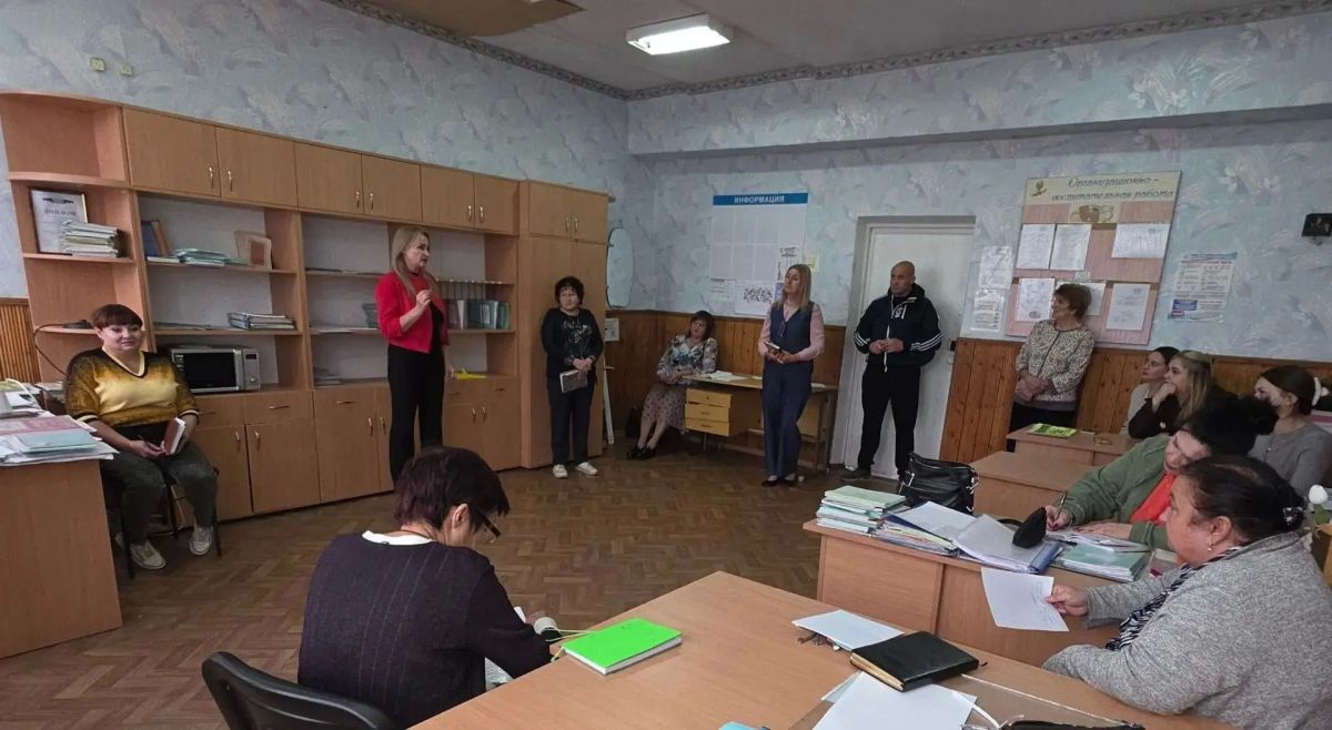 На связи с жителями: Светлана Клапша встретилась с коллективом Петровской школы