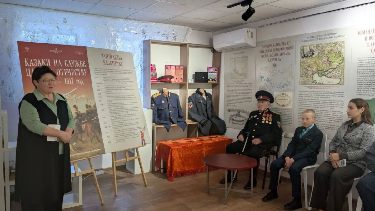 Сегодня, 14 октября, в Володарском краеведческом музее состоялось открытие баннерной выставки «Казаки на службе царю и Отечеству. XVI век — 1917 год», предоставленной Государственным музеем-заповедником «Царское Село»