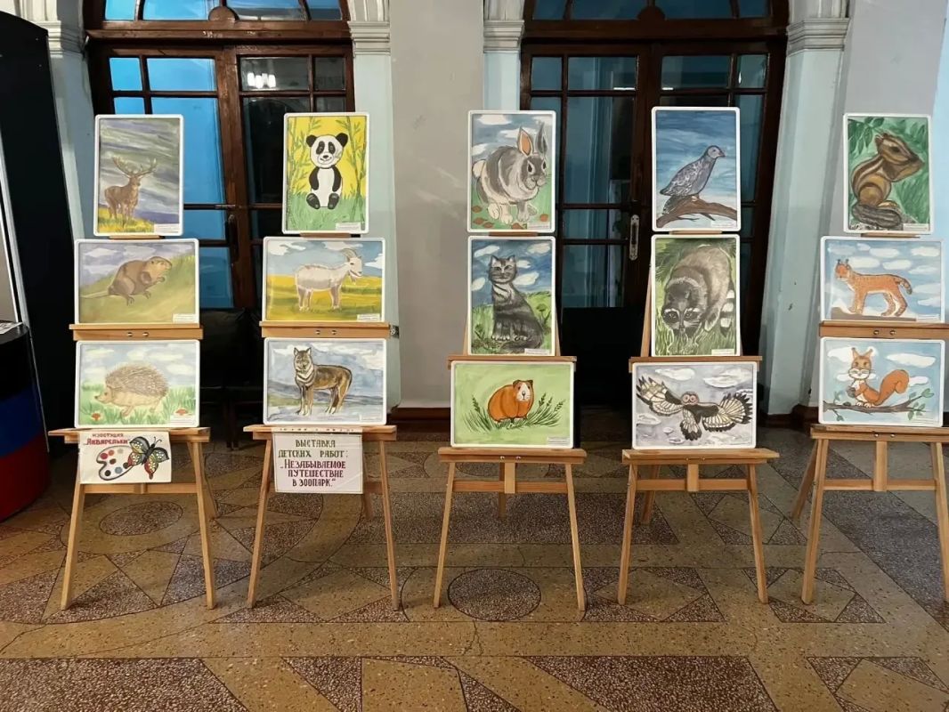 В фойе Зугрэсского городского Дворца культуры, с 15 по 28 октября, открыта выставка работ студии декоративно прикладного и изобразительного искусства «Акварельки» — «Незабываемое путешествие в зоопарк»