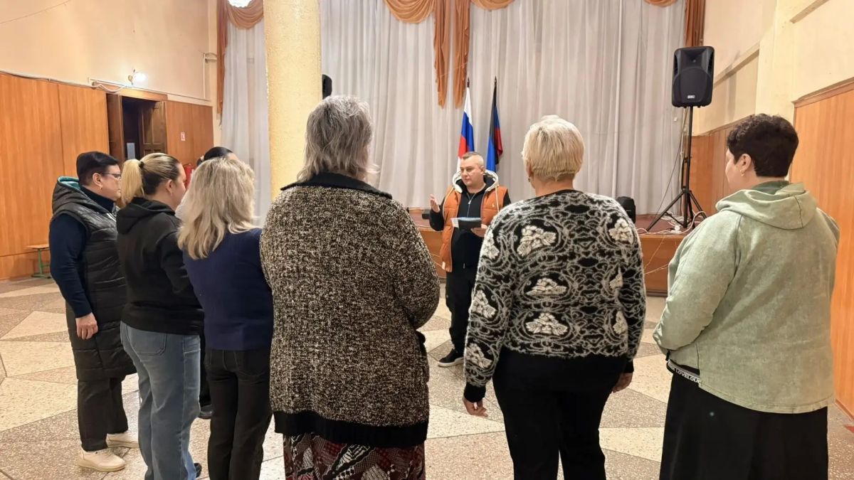 В Червоногвардейском районе Макеевки прошла встреча с трудовым коллективом Дворца культуры им. К. И. Поченкова