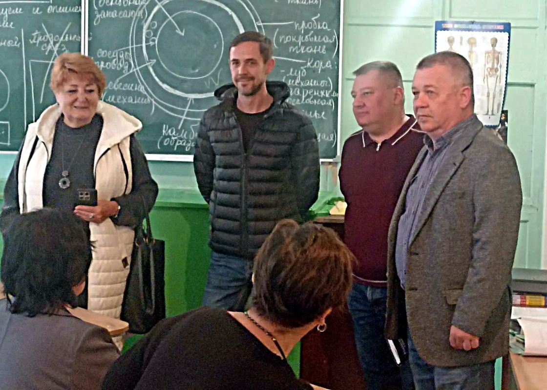 Иван Адамец: Совместно с депутатами Донецкого городского совета Германом Полуниным и Дмитрием Пефтеевым встретились с трудовым коллективом школы №60, чтобы обсудить насущные вопросы и планы на будущее
