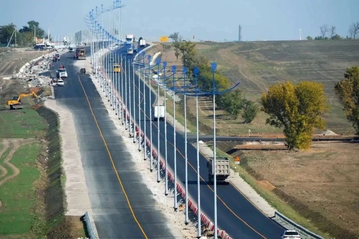 Продолжаются работы по увеличению числа полос на федеральной трассе «Новороссия» в ДНР