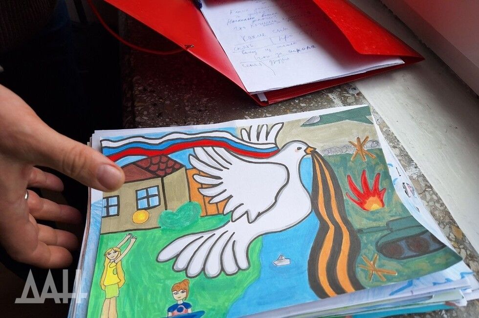 Общая боль: ливанский волонтер издаст альбом с рисунками детей Донбасса