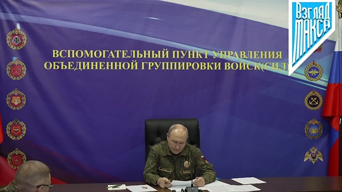 Президент России Владимир Путин посетил вспомогательный пункт управления Объединённой группировки войск, где провёл совещание с командным составом
