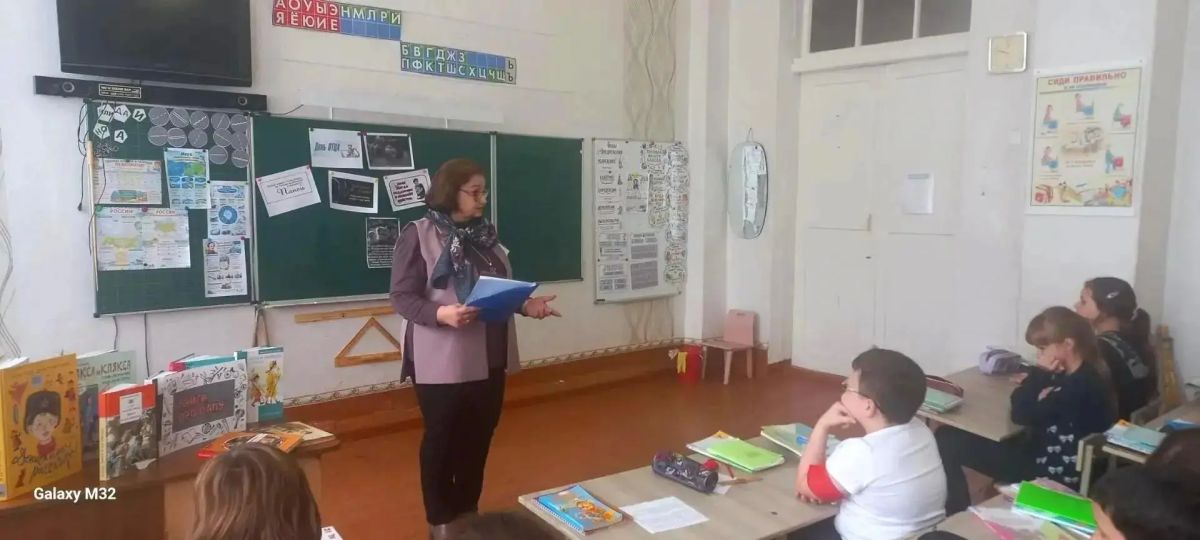 Накануне Дня отца учащиеся Пантелеймоновской общеобразовательной школы стали участниками веселой и поучительной тематической интерактивной игры «Разговор о папе», которую организовала для них сотрудник библиотеки-филиала № 6