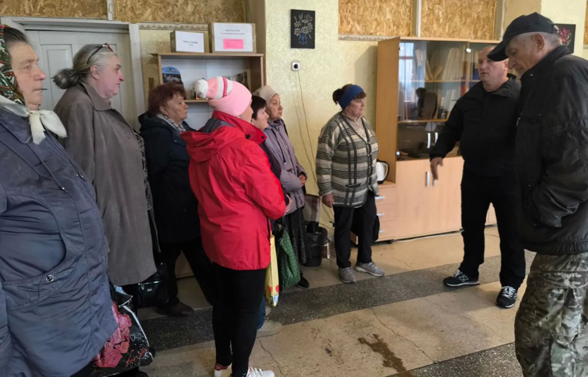 Сегодня, 16 октября 2026 года заместитель главы городского округа Дебальцево Валерий Иванович Бессараб провёл встречу с населением в посёлке Новолуганское