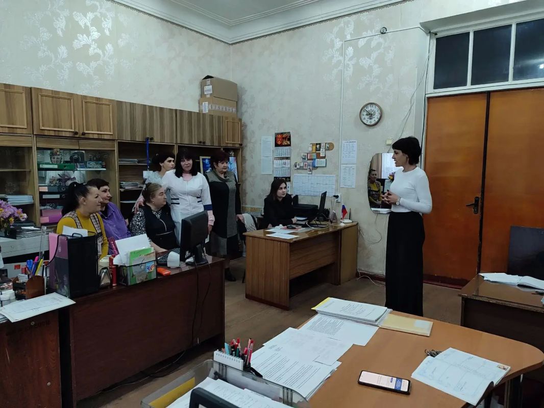 15 октября, председатель Общественного совета Елена Серебрянская провела встречу с трудовым коллективом ГБОУ "Гимназия г.о.Торез"
