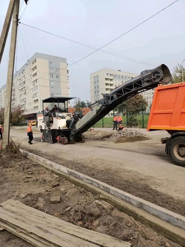 Коммунальные службы продолжают создавать чистоту и уют на мариупольских улицах
