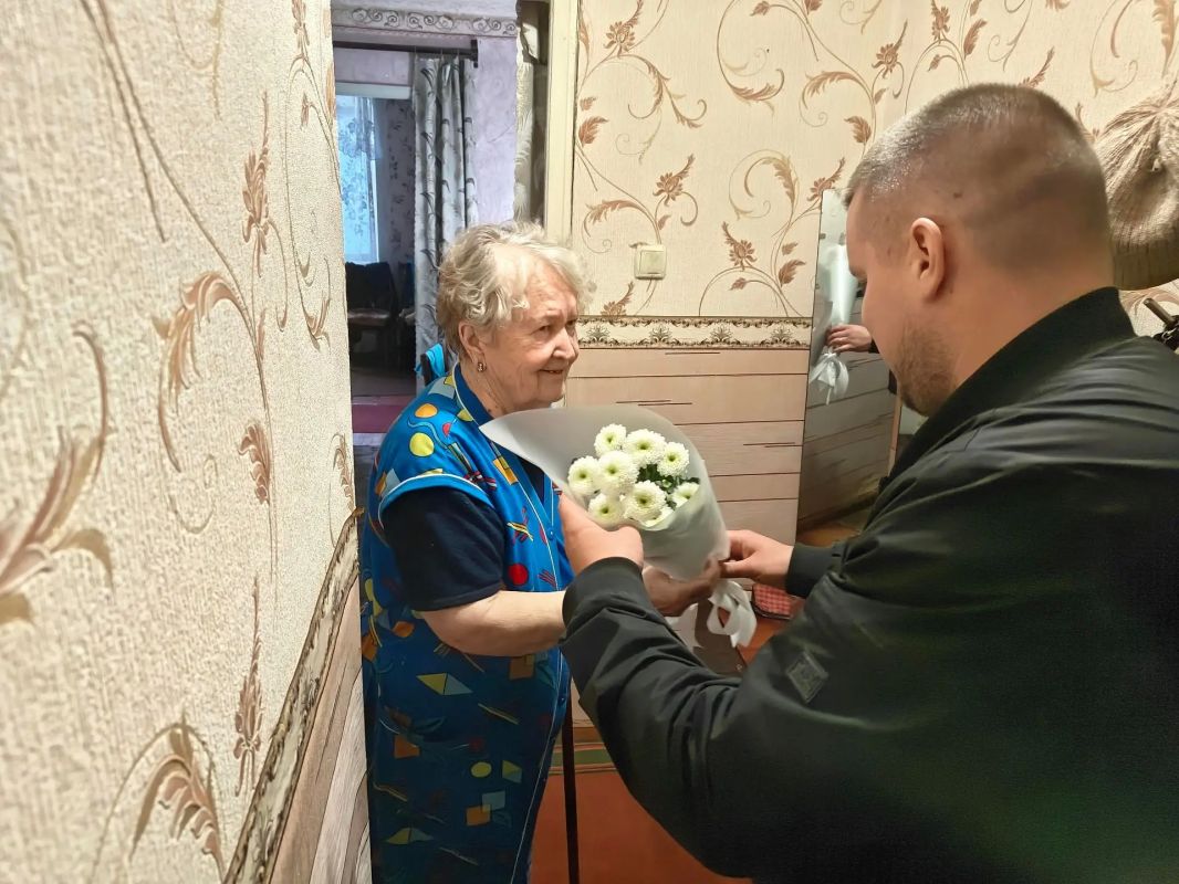 В Снежном чествовали долгожительницу