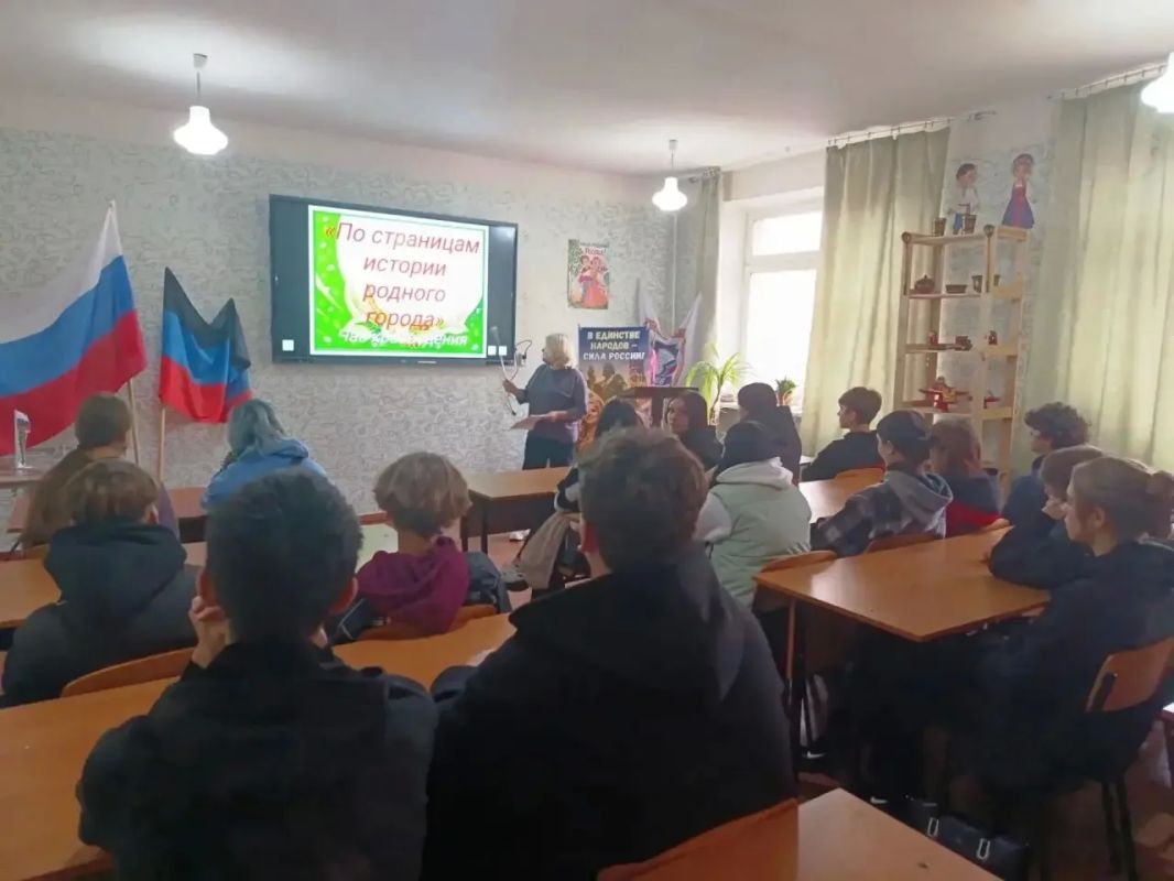 Для учащихся ГБПОУ «Харцызский многопрофильный техникум» библиотекари городской модельной библиотеки провели час краеведения «По страницам истории родного города»