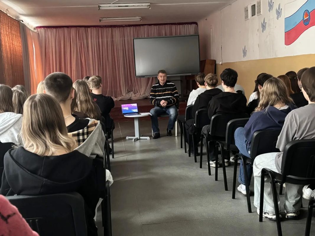 В Амвросиевской школе № 6 состоялась встреча старшеклассников с заместителем председателя Амвросиевского муниципального совета Юрием Толоком