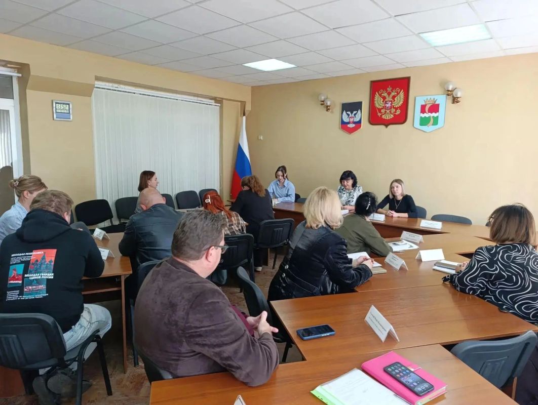 В администрации Амвросиевского муниципального округа состоялось очередное заседание комиссии по делам несовершеннолетних и защите их прав под председательством Крюковой Елены Николаевны