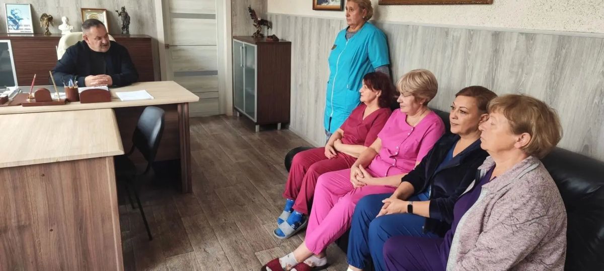 Депутат Торезского городского совета Виктор Еремченко провел рабочую встречу с коллективом хирургического отделения Центральной городской больницы города Тореза