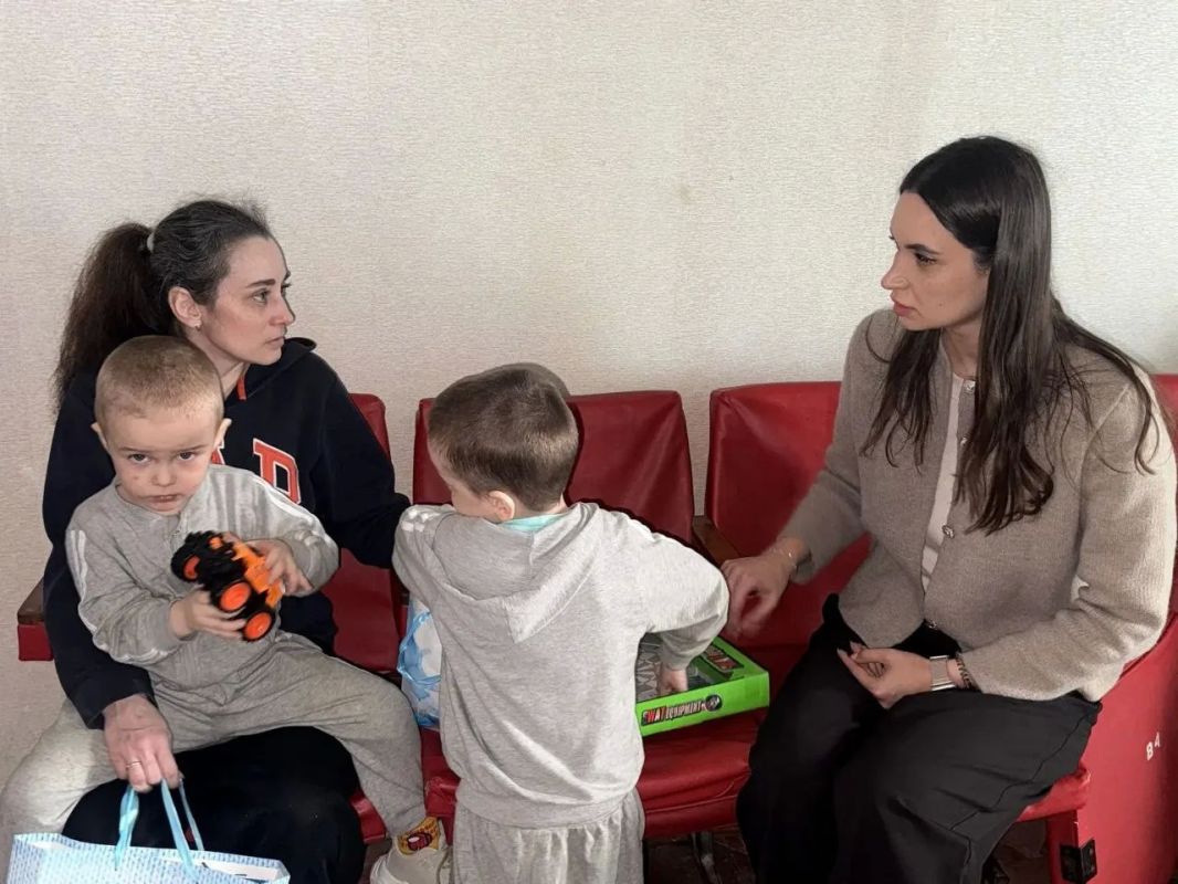 Детский омбудсмен ДНР навестила семью из Константиновки, которая потеряла дом