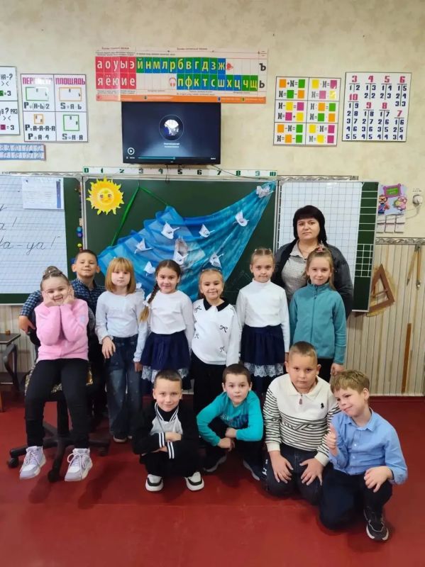 22 октября, в День белых журавлей, в библиотеке-филиале №1 прошёл литературно-патриотический час «Летят над миром журавли»