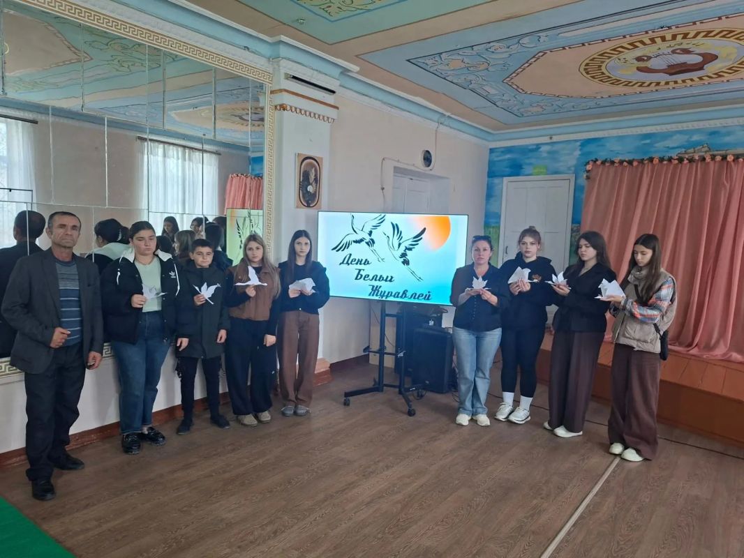 «Мне кажется порою, что солдаты, с кровавых не пришедшие полей…»
