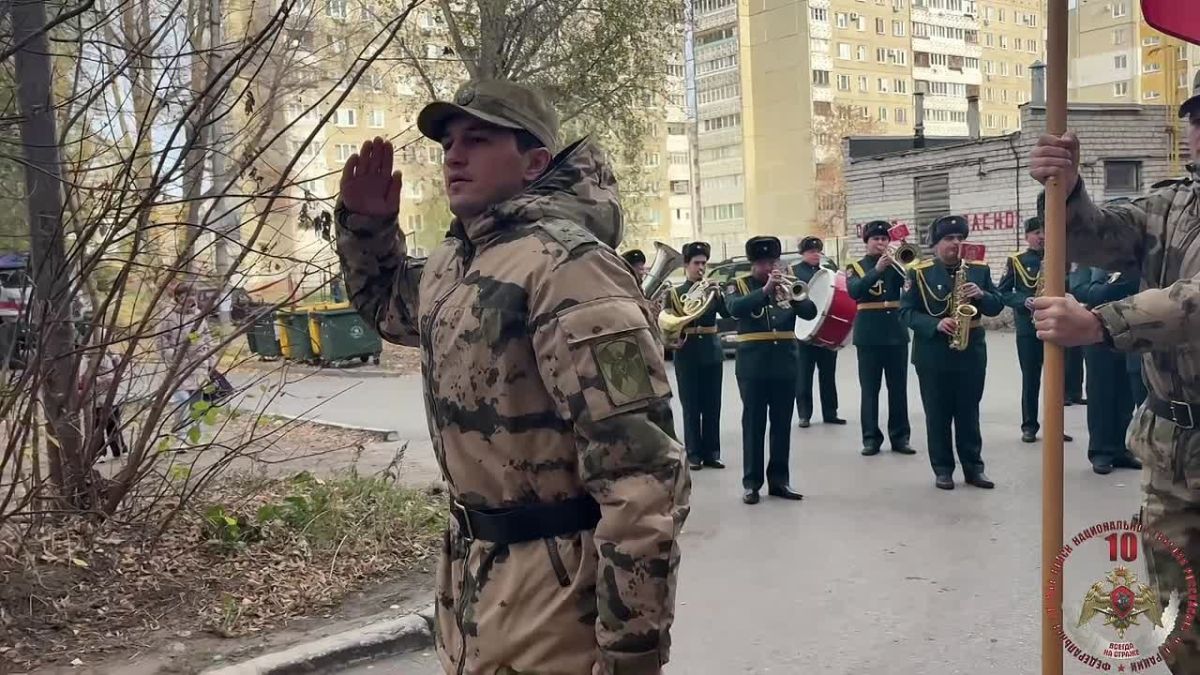 В Димитровграде в год 10-летия Росгвардии и 215-летия войск правопорядка военнослужащие ведомства организовали «Парад у дома ветерана» в честь 100-летнего юбилея труженицы тыла Валентины Яковлевны Грешновой