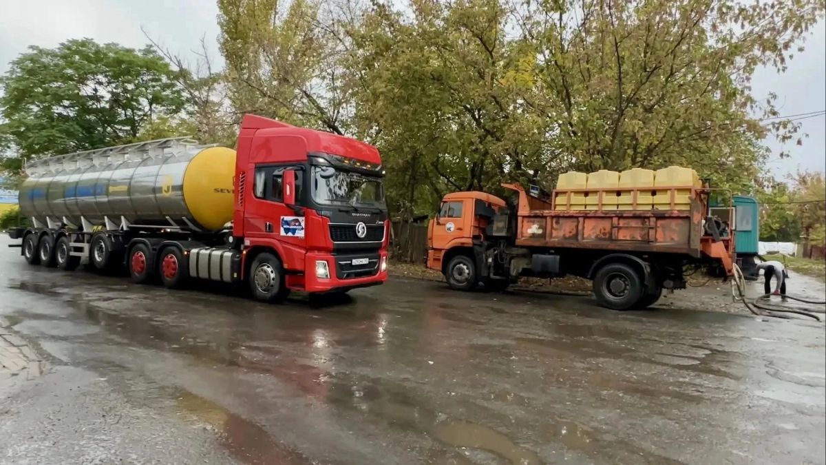 Спасение для отдаленных поселков: Югра прислала в Макеевку большегрузные водовозы для наполнения водонапорных башен