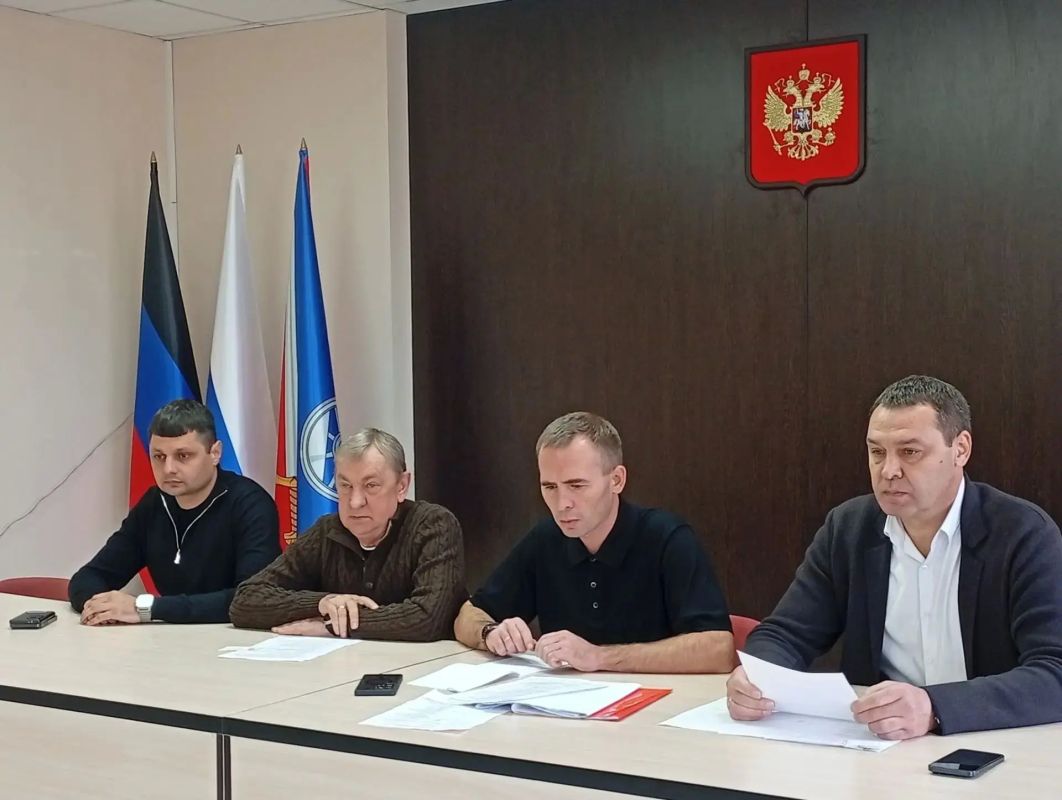 Николай Руппель: Вместе с министром ЖКХ Челябинской области Юрием Подшиваловым провели рабочее совещание с подрядными организациями, которые в этом году восстанавливают инфраструктуру округа в рамках реализации специальных...