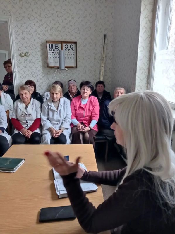 Управляющий делами администрации Амвросиевского муниципального округа Елена Фисенко провела встречу с сотрудниками Благодатновской амбулатории (ОПСМ)