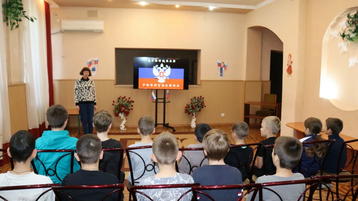 Сегодня, 23 октября, в Муниципальном бюджетном учреждении «Городской дворец культуры им. В. Г. Кирсановой», Дворец культуры «ЯКХЗ» ребята стали участниками устного журнала «День флага Донецкой Народной Республики»
