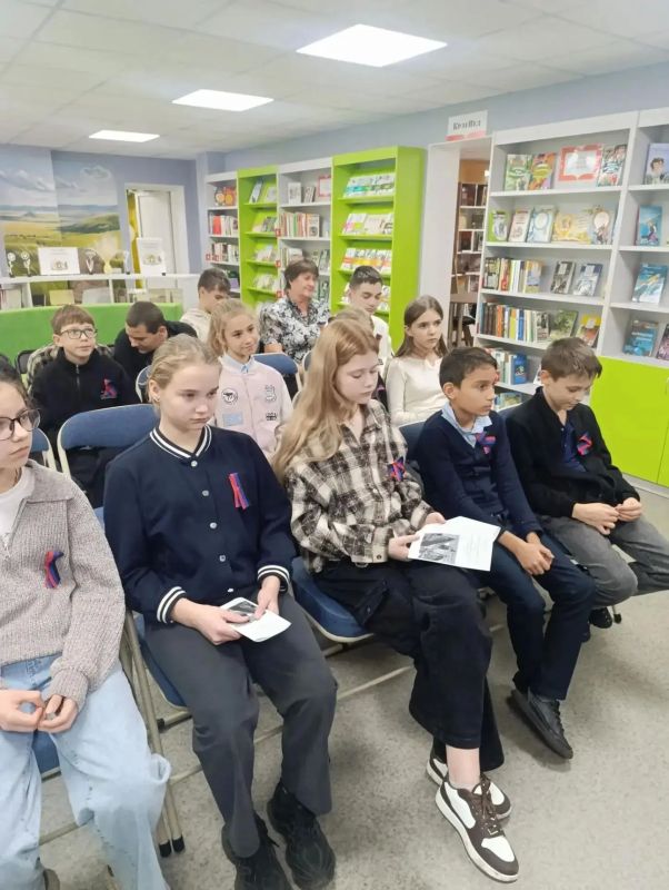 Черный, синий, красный: школьники узнали о символике флага Донецкой Народной Республики