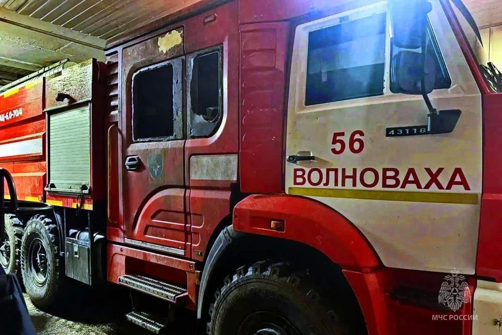 В ДНР из-за атаки БПЛА пострадал сотрудник МЧС России, повреждена техника