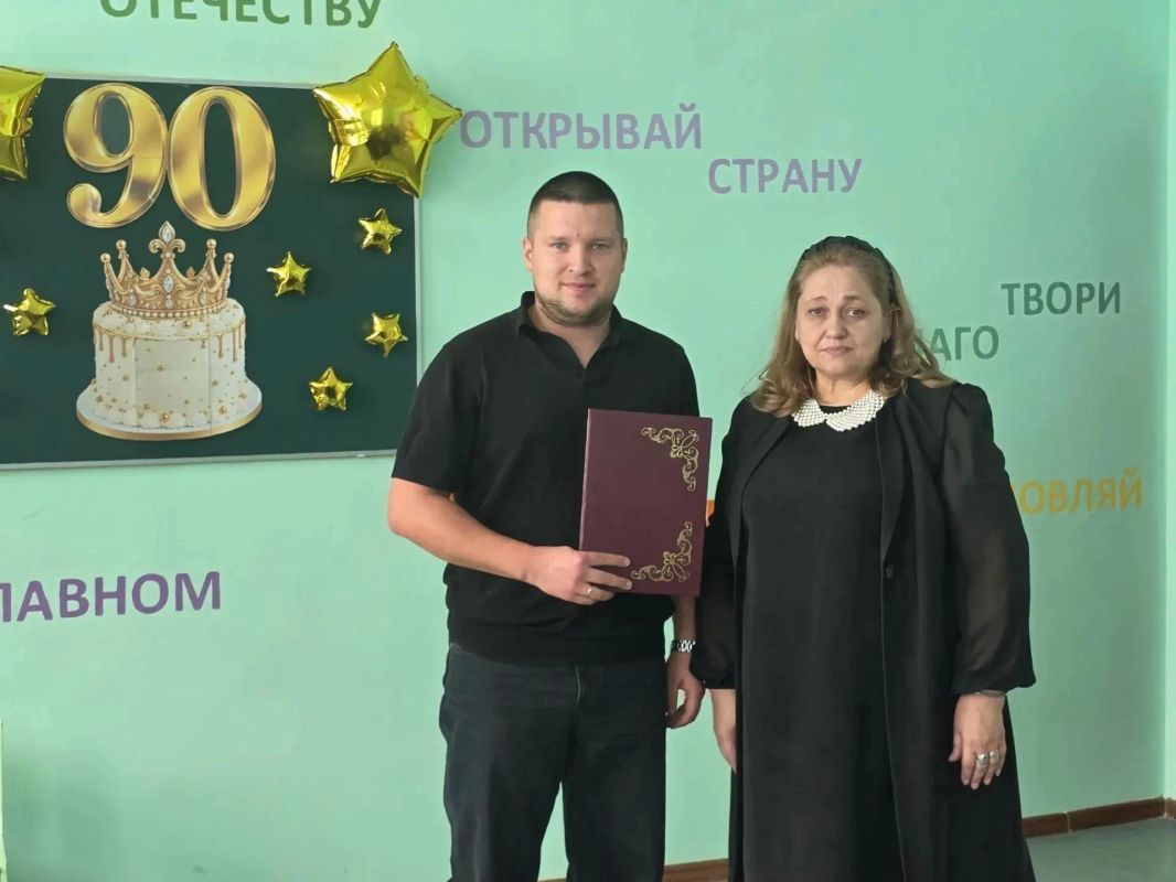 В Снежном отметили 90-летний юбилей школы