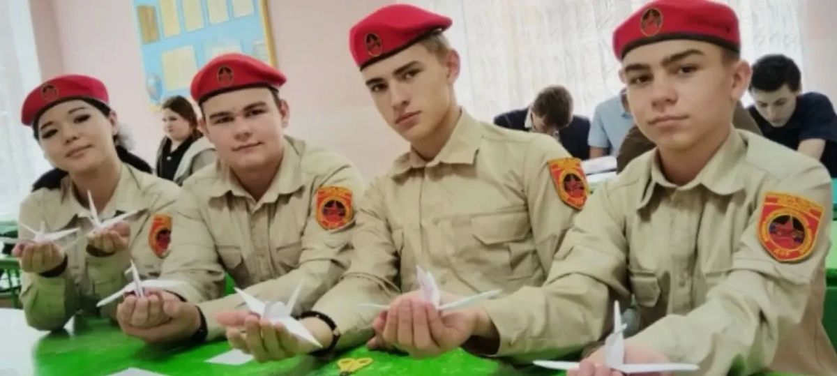 В преддверии Дня белых журавлей на базе Новоазовской школы №2 прошли особые уроки мужества