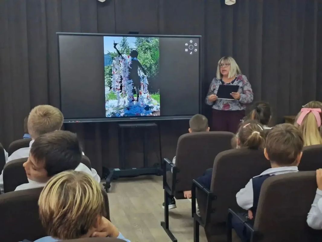 В Мелекинском ДНТ прошёл литературно-патриотический час «Летят над миром журавли»
