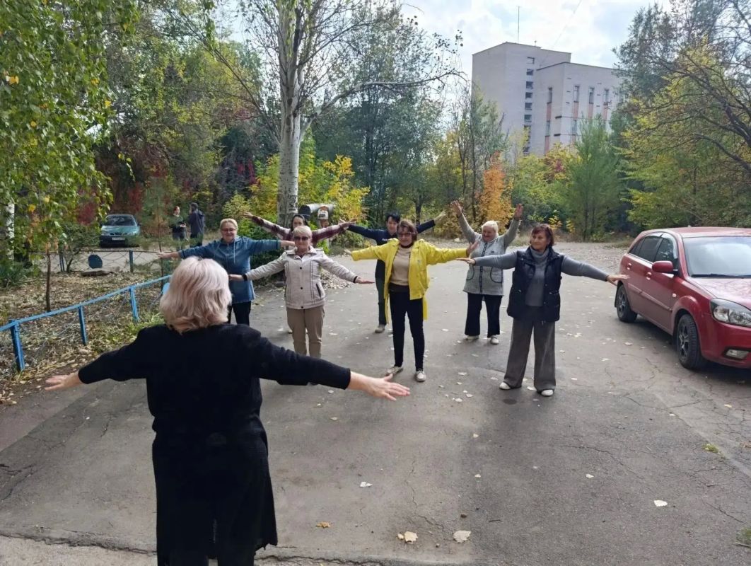 Формирование здорового образа жизни: в Донецке прошла оздоровительная зарядка для граждан старшего возраста