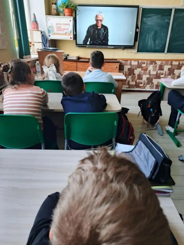 В общеобразовательной школе № 4 в рамках просветительского проекта «Герои с нашего двора: истории, которые нас объединяют» состоялся просмотр фильма «Взаимопомощь и взаимоуважение»