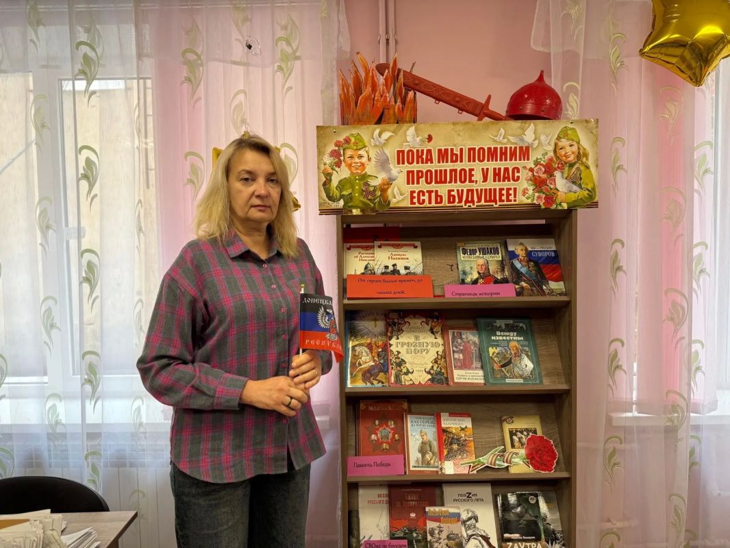 В преддверии Дня флага Донецкой Народной Республики специалисты отдела физической культуры, спорта и туризма администрации городского округа Дебальцево провели акцию «Наш флаг — наша гордость!»