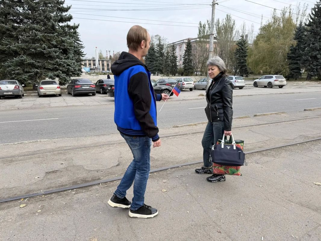 День флага отмечается в Донецкой Народной Республике 25 октября