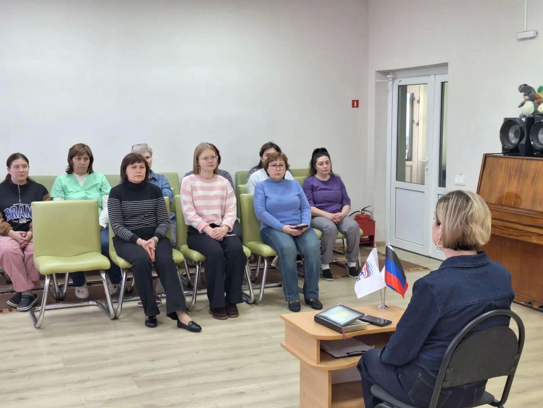 Замглавы администрации округа встретилась с коллективом Социально-реабилитационного центра