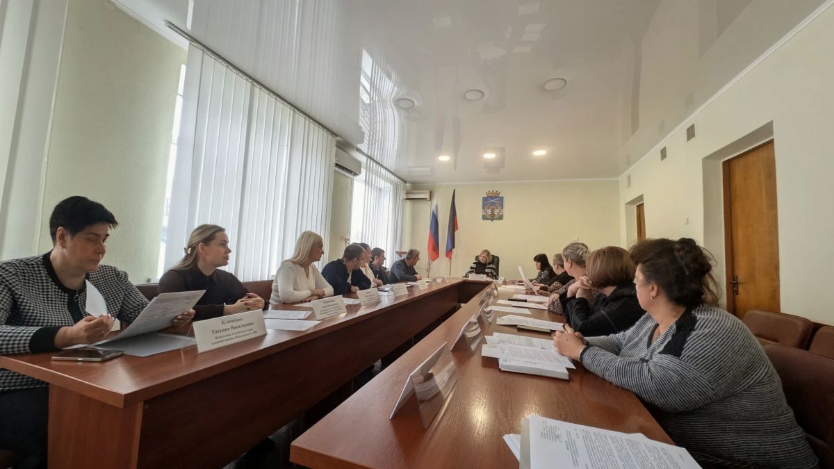 Состоялось заседание Комиссии по делам несовершеннолетних и защите их прав под председательством заместителя главы Администрации Володарского муниципального округа Полтарак Викалины Викторовны