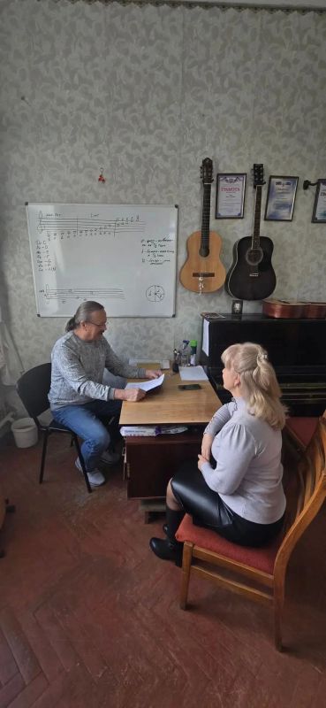 Преподаватель народного отдела по классу гитары Дячук И.Г. прочёл методический доклад на тему: "Гитара - основные вопросы обучения"