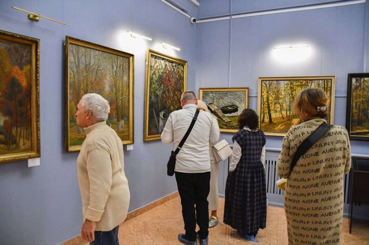 В Донецке открылась выставка «Осенний вальс: живопись природы»