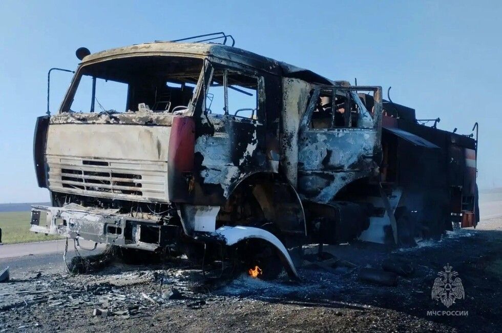 Пожарная автоцистерна МЧС России уничтожена повторной атакой украинского дрона