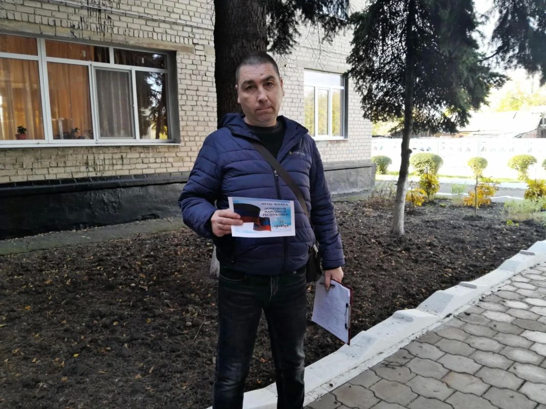 «Флаг моей Республики». В преддверии Дня Государственного флага ДНР сотрудники Дебальцевского городского музея раздали жителям и гостям города поздравительные открытки