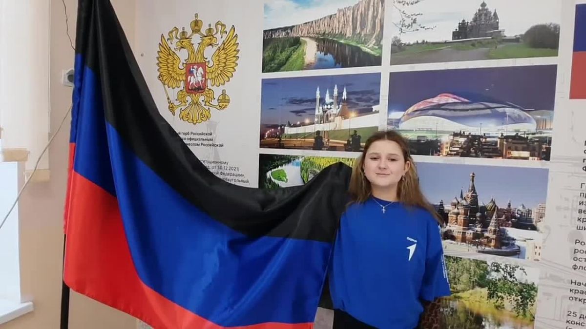 Под флагом Республики. 25 октября наша Республика отмечает важный государственный праздник — День Государственного флага! Урзуфская школа присоединилась к патриотическому флешмобу «Под флагом Республики: лица и дела»