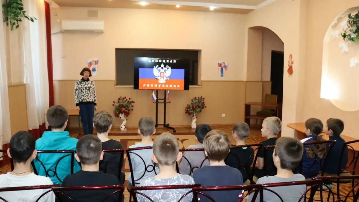 Александр Подгорный: Сегодня, 23 октября, в Муниципальном бюджетном учреждении «Городской дворец культуры им. В. Г. Кирсановой», Дворец культуры «ЯКХЗ» ребята стали участниками устного журнала «День флага Донецкой Народной...