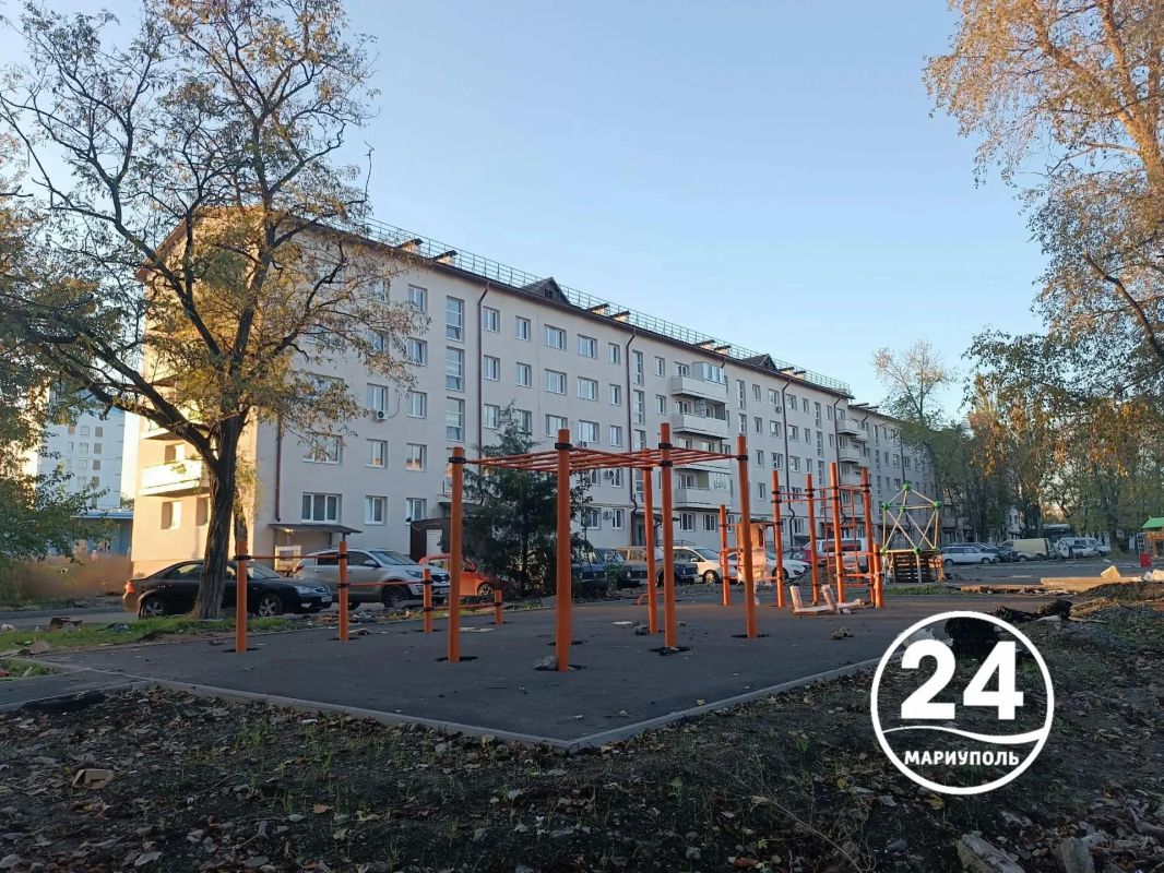 Оборудуют спортивную площадку во дворе 16-го микрорайона в Мариуполе