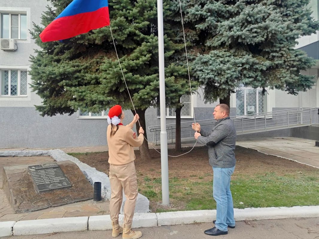 Сергей Ермаков: В Снежном прошла церемония поднятия флага Донецкой Народной Республики