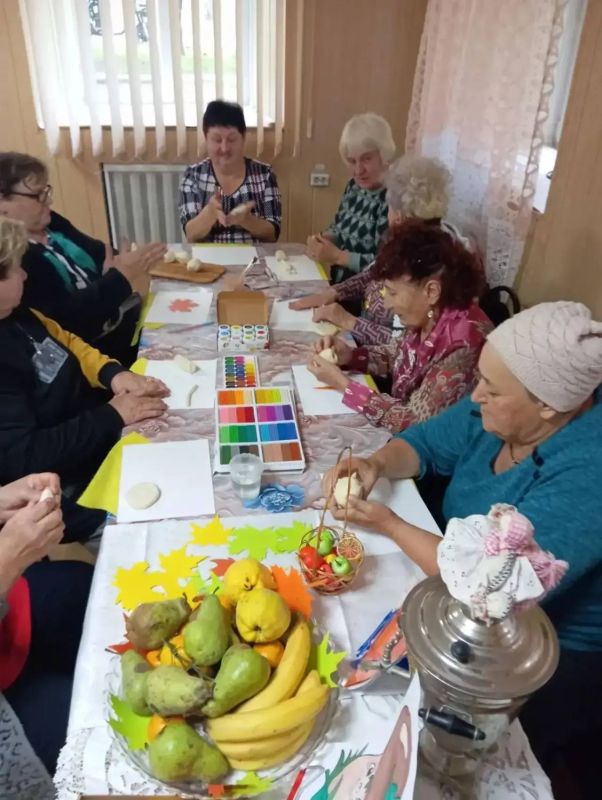 Краски осени в соленом тесте: получатели социальных услуг освоили новую технику рукоделия