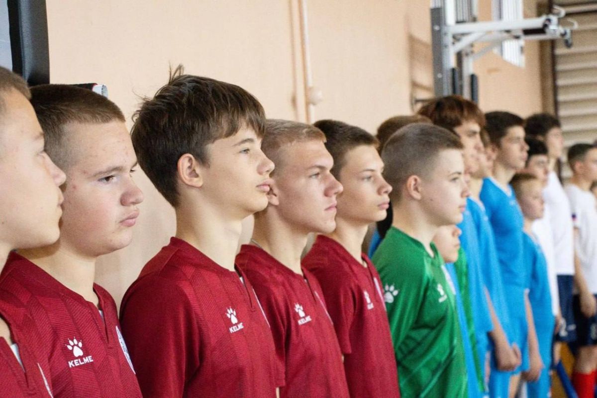 Кадеты в футболе. Ко Дню флага ДНР при поддержке заместителя Председателя Народного Совета ДНР Алексея Дорофеева организовали турнир по фиджитал-футболу
