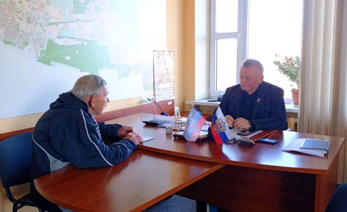 Наталья Бегуненко: Заместитель руководителя Управы Петровского внутригородского района Администрации городского округа Донецк Сергей Васильевич Чуб провёл еженедельный приём жителей района
