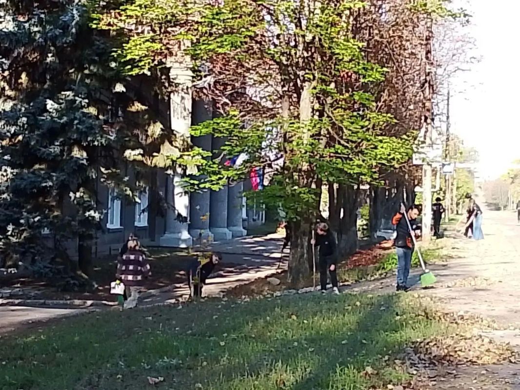 Предприятия, организации и учреждения, расположенные на территории Кировского внутригородского района города Макеевки, продолжаются поддерживать санитарный порядок на закрепленных и прилегающих территориях