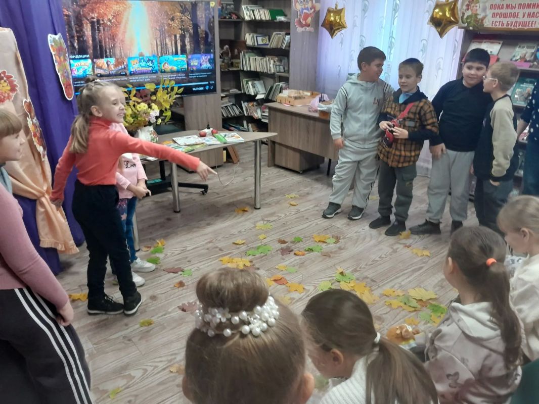 Осенняя книжная пора. В дни осенних каникул для обучающихся начальных классов ГБОУ «Школа № 3 г.о. Дебальцево» библиотекари детской библиотеки-филиала провели занимательный час «Осенняя книжная пора»