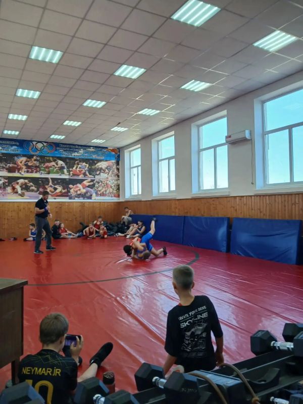 24.10. 2026г. в рамках партийного проекта "Выбор сильных" на базе МБУ ДО "СШ №1 г. о. Торез" было проведено Открытое первенство по вольной борьбе